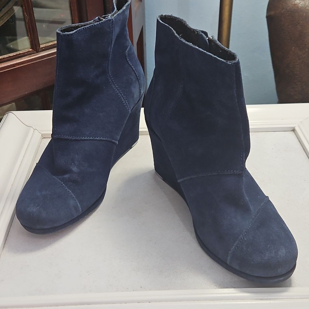 Toms Navy Suede Wedge Boots Size 7.5W